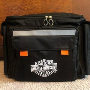 HD insulated picnic basket & cooler unused; double zippers, bungee cord hooks